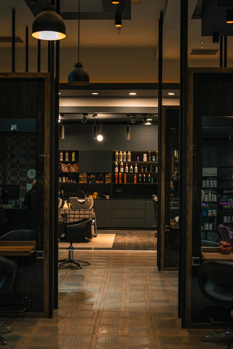 文章配圖:現代髮廊室內示意圖
